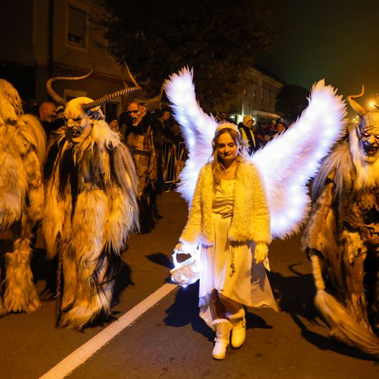 Bild enthält, Adult, Female, Person, Woman, Bride, Wedding, People, Face, Urban, Festival