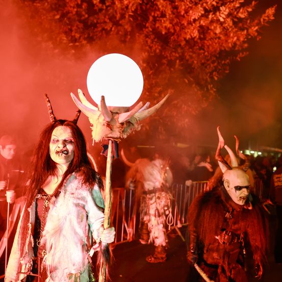 Bild enthält, Adult, Female, Person, Woman, Urban, Male, Man, Concert, Face, Festival