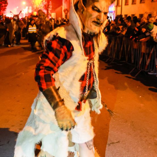 Bild enthält, Urban, Person, Clothing, Costume, Face, Head, Dancing, Festival, People, Lighting