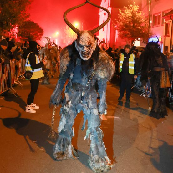 Bild enthält, Costume, Person, Urban, Adult, Male, Man, City, Female, Woman, Shoe