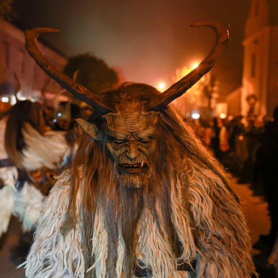 Bild enthält, Adult, Female, Person, Woman, Urban, Face, Head