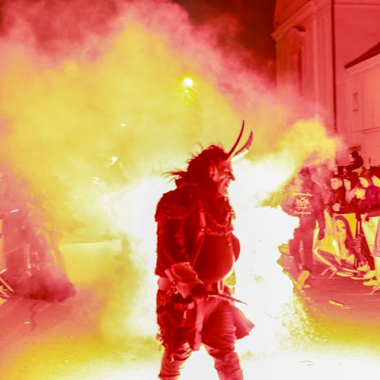 Bild enthält, Person, Adult, Female, Woman, Fire, Flame, Face, Head