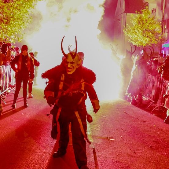 Bild enthält, Urban, Flare, Person, Adult, Male, Man, People, City, Street, Costume