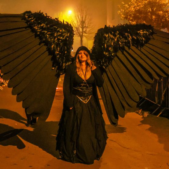 Bild enthält, Person, Clothing, Dress, Formal Wear, Fashion, Face, Head