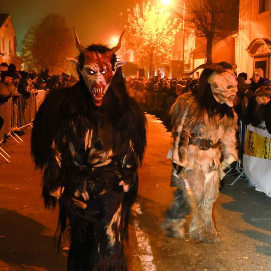 Bild enthält, Adult, Female, Person, Woman, Male, Man, Festival, Urban, Face, Halloween