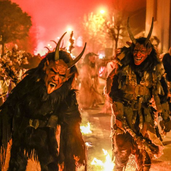 Bild enthält, Person, Adult, Male, Man, Face, Head, Bonfire, Fire, Flame, Festival