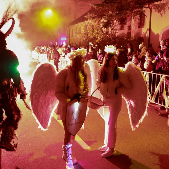 Bild enthält, Person, Urban, Adult, Female, Woman, Clothing, Footwear, Shoe, Face, Festival