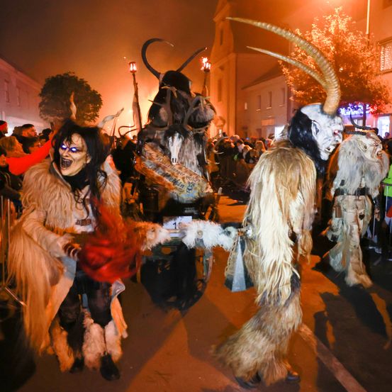 Bild enthält, Adult, Female, Person, Woman, Festival, Halloween, Face, Head, Bride, Urban