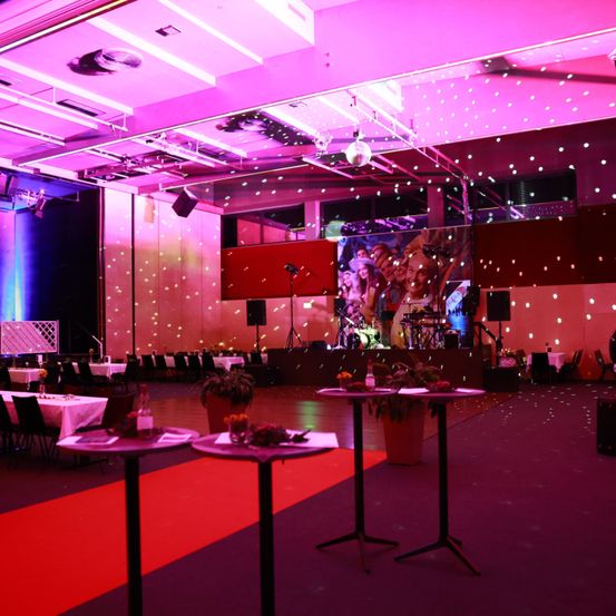 Bild enthält, Lighting, Urban, Architecture, Building, Stage, Person, Chair, Furniture, Indoors