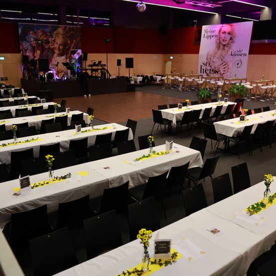 Bild enthält, Indoors, Architecture, Building, Person, Hall, Chair, Furniture, People, Banquet, Fun