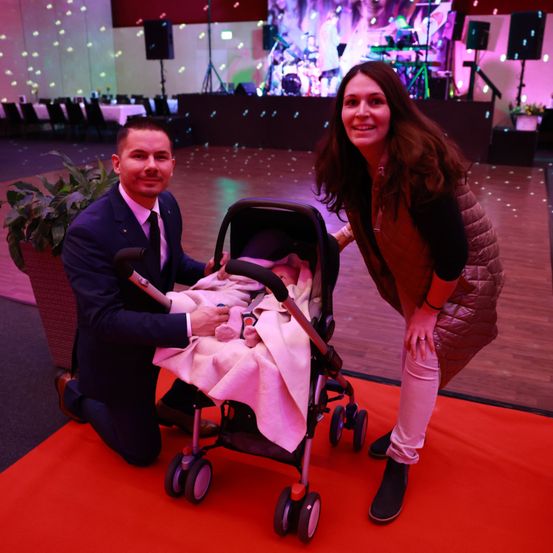 Bild enthält, Lighting, Adult, Female, Person, Woman, Male, Man, Shoe, Face, Plant