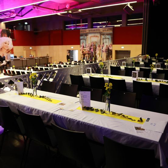 Bild enthält, Indoors, Interior Design, Building, Flower, Flower Arrangement, Person, Dining Table, Table, Hall, Restaurant