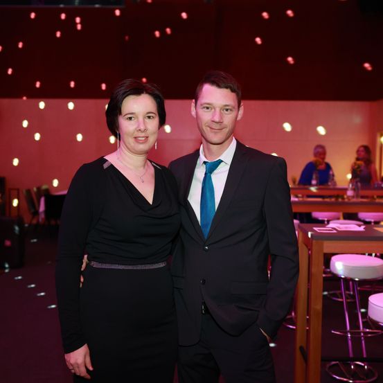 Bild enthält, Bar Counter, Pub, Adult, Female, Person, Woman, Formal Wear, Suit, Male, Man