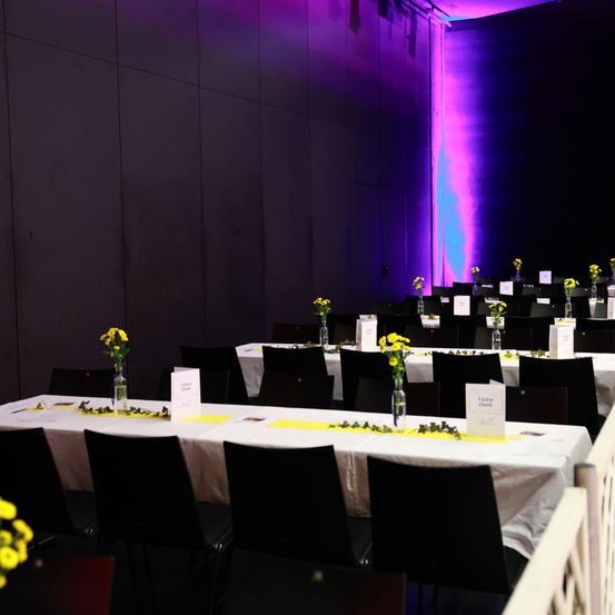 Bild enthält, Flower, Flower Arrangement, Plant, Architecture, Building, Indoors, Interior Design, Chair, Flower Bouquet, Hall