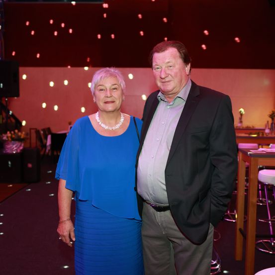 Bild enthält, Bar Counter, Pub, Adult, Female, Person, Woman, Lighting, Male, Man, Fashion