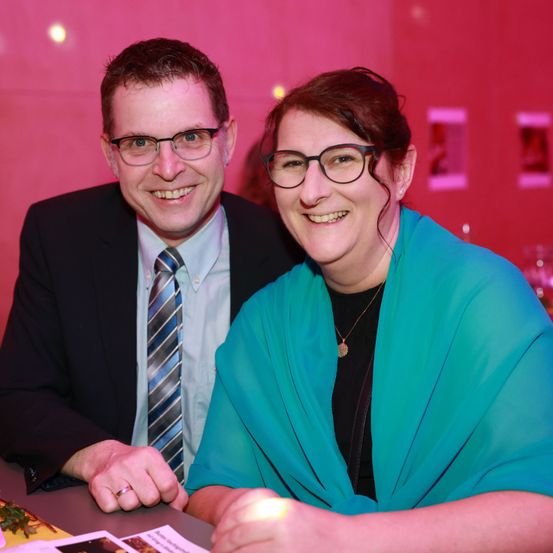 Bild enthält, Formal Wear, Glasses, Pub, Suit, Finger, Person, Tie, Adult, Female, Woman