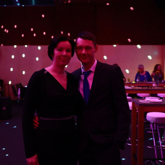 Bild enthält, Bar Counter, Pub, Lighting, Formal Wear, Purple, Suit, Adult, Female, Person, Woman