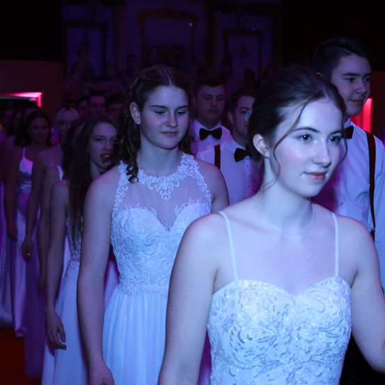 Bild enthält, Fashion, Dress, Formal Wear, Gown, Urban, Evening Dress, Adult, Bride, Person, Woman