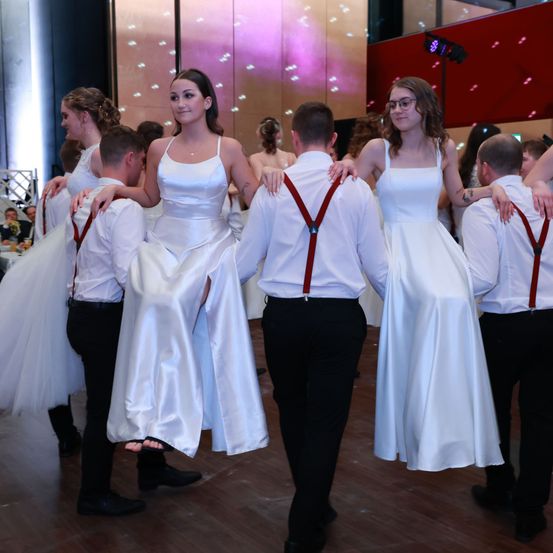 Bild enthält, Dress, Evening Dress, Formal Wear, Fashion, Gown, Adult, Bride, Female, Person, Woman