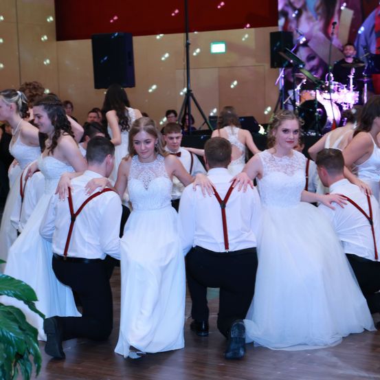 Bild enthält, Dress, Formal Wear, Gown, Adult, Female, Person, Woman, People, Bride, Man