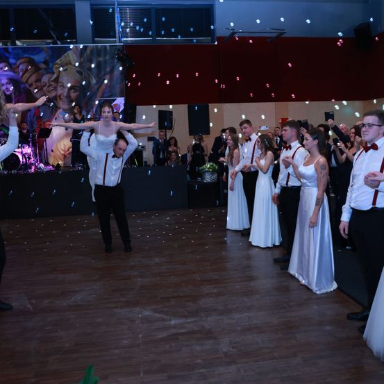 Bild enthält, Dress, Formal Wear, Adult, Bride, Female, Person, Woman, Gown, Male, Man