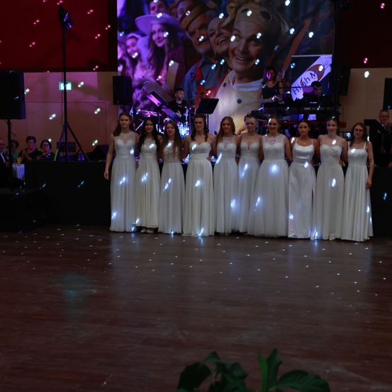 Bild enthält, Stage, Formal Wear, Dress, Lighting, Floor, Flooring, Person, People, Urban, Woman