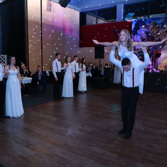 Bild enthält, Dress, Adult, Male, Man, Person, Dancing, Formal Wear, People, Bride, Woman