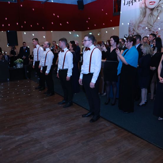 Bild enthält, Formal Wear, Dress, Fashion, Adult, Female, Person, Woman, Flooring, Suit, Evening Dress