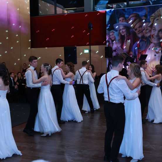 Bild enthält, Dress, Formal Wear, Adult, Bride, Female, Person, Woman, Dancing, Tie, People