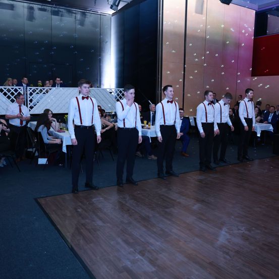 Bild enthält, People, Person, Handbag, Stage, Building, Flooring, Belt, Shoe, Tie, Crowd