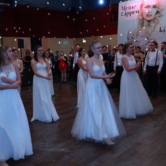 Bild enthält, Dress, Formal Wear, Evening Dress, Fashion, Gown, Adult, Bride, Female, Person, Woman