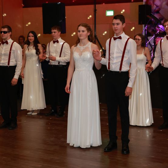 Bild enthält, Formal Wear, Dress, Evening Dress, Flooring, Fashion, Gown, Suit, Adult, Bride, Person