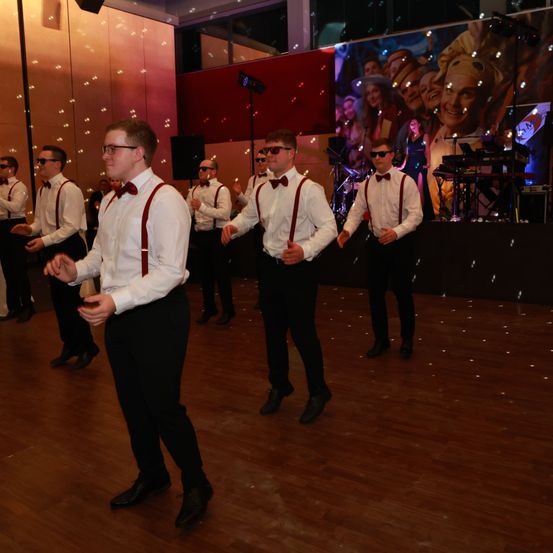 Bild enthält, Shirt, Adult, Male, Man, Person, Flooring, Lighting, Formal Wear, Dancing, Wood