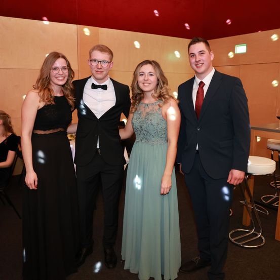 Bild enthält, Formal Wear, Dress, Evening Dress, Suit, Fashion, Adult, Female, Person, Woman, Man