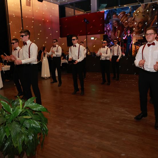 Bild enthält, Floor, Flooring, Shirt, Formal Wear, Suit, Wood, Dress, Hardwood, Person, Man