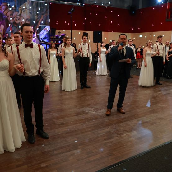 Bild enthält, Dress, Formal Wear, Evening Dress, Suit, Gown, Flooring, Adult, Bride, Person, Woman