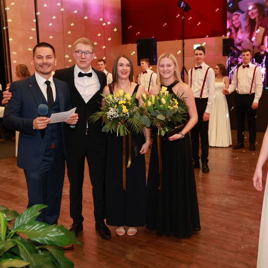 Bild enthält, Dress, Flower Arrangement, Flower Bouquet, Formal Wear, Suit, Gown, Adult, Bride, Person, Woman