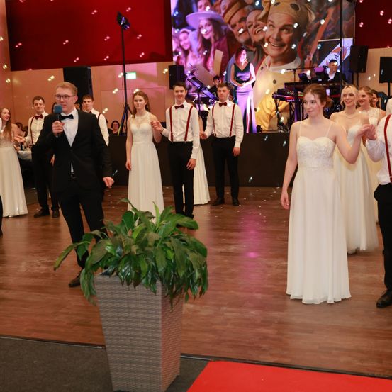 Bild enthält, Formal Wear, Suit, Dress, Fashion, Gown, Flooring, Flower Bouquet, Lighting, Man, Person