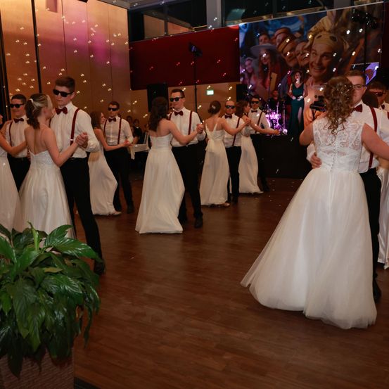 Bild enthält, Dress, Formal Wear, Fashion, Gown, Evening Dress, Flooring, Adult, Bride, Person, Woman