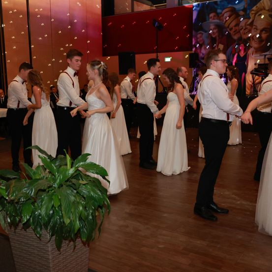 Bild enthält, Dress, Formal Wear, Gown, Evening Dress, Suit, Adult, Bride, Female, Person, Woman