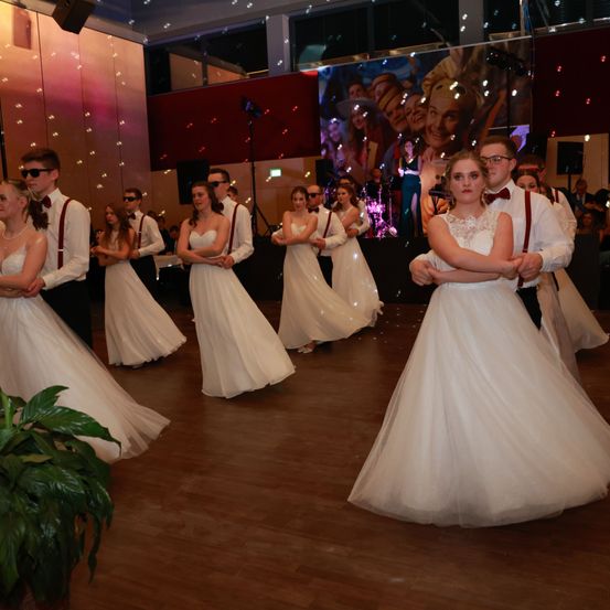 Bild enthält, Dress, Formal Wear, Fashion, Gown, Evening Dress, Flooring, Wedding Gown, Bride, Person, Woman