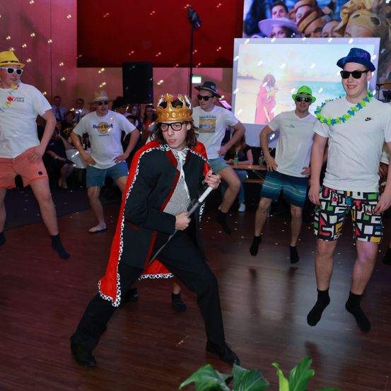 Bild enthält, People, Person, Stage, Floor, Flooring, Shorts, Adult, Male, Man, Dancing