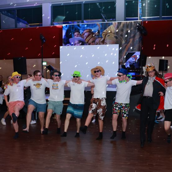 Bild enthält, People, Person, Adult, Male, Man, Urban, Stage, Shoe, Dancing, Glasses