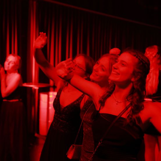 Bild enthält, Urban, Club, Adult, Female, Person, Woman, Night Club, Male, Man, Necklace