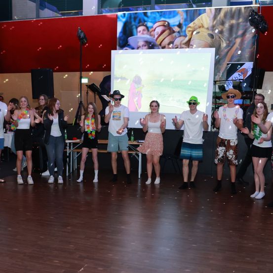 Bild enthält, People, Person, Urban, Adult, Female, Woman, Shoe, Dress, Celebrating, Skirt