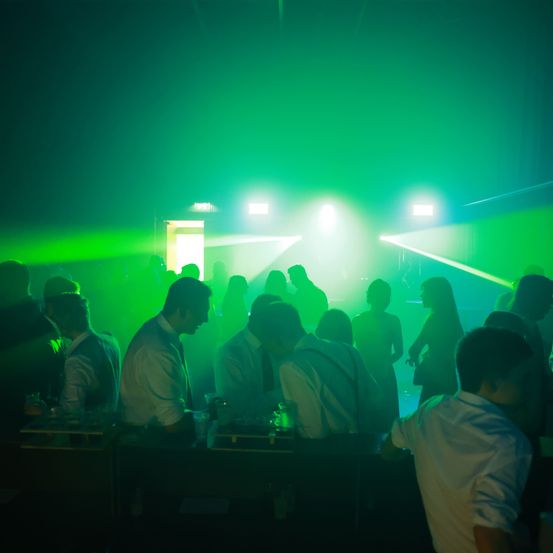 Bild enthält, Urban, Club, Person, Adult, Male, Man, Night Club, Night Life, Face, Head