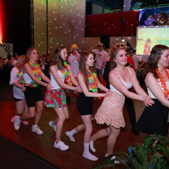 Bild enthält, Urban, Adult, Female, Person, Woman, Shoe, People, Necklace, Face, Shorts