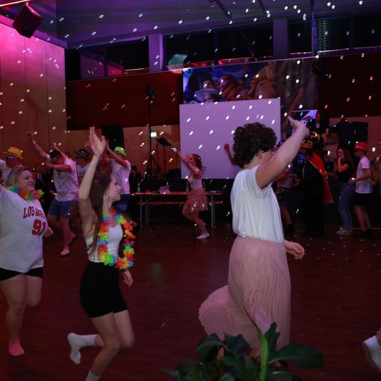 Bild enthält, Urban, People, Person, Adult, Female, Woman, Shoe, Dancing, Speaker, Celebrating