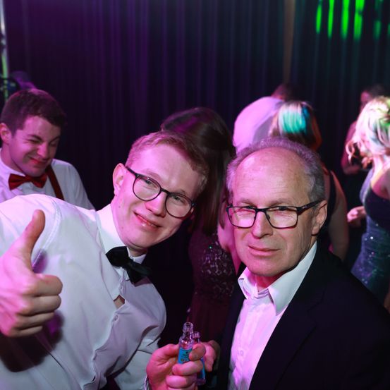 Bild enthält, Finger, Person, Urban, Shirt, Suit, Adult, Female, Woman, Male, Man