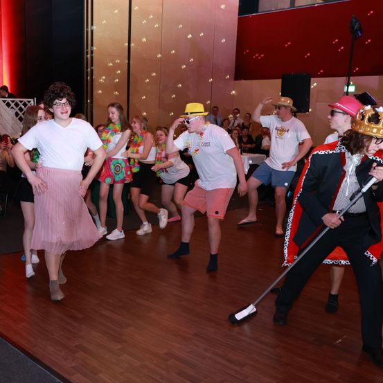 Bild enthält, People, Person, Floor, Flooring, Adult, Female, Woman, Stage, Male, Man